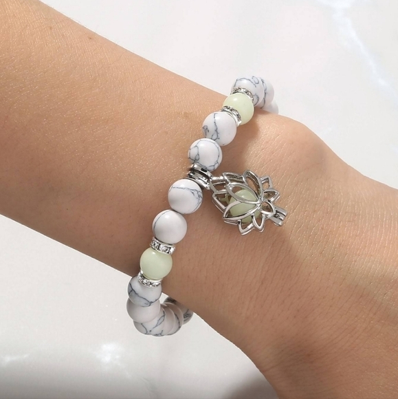 NWT natural stone luminous glow in the dark lotus flower strech charm bracelet - Picture 3 of 6
